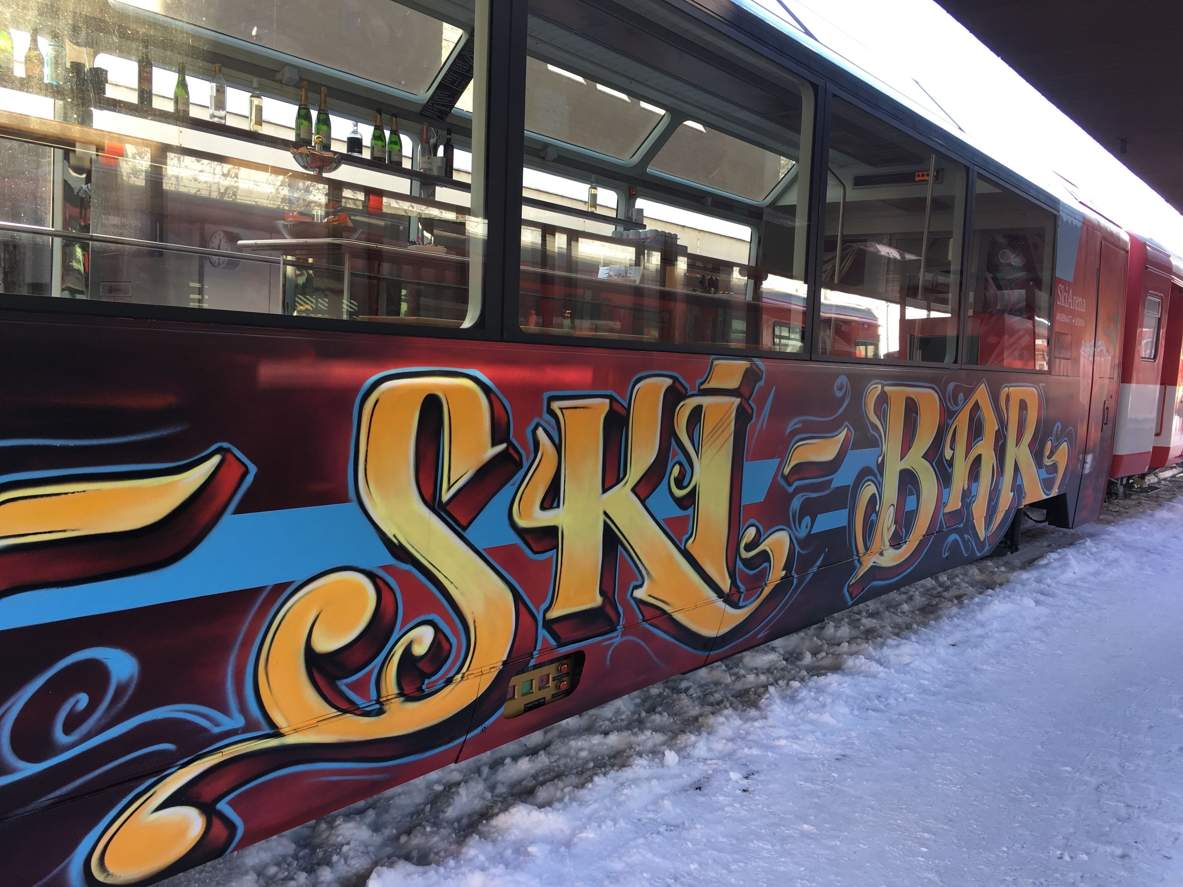 Un treno con graffiti sulla fiancata.