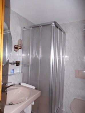 Habitación Confort con 1 cama matrimonial o 2 individuales, patio | Baño | Regadera, toallas, jabón, papel de baño 