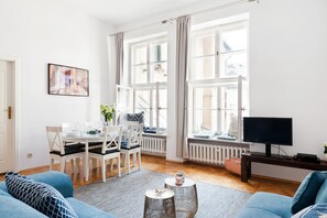 Apartamento exclusivo | Sala de estar | TV de tela plana 30 polegadas com canais a cabo, TV LCD