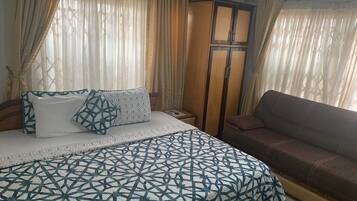 Minibar, bureau, draps fournis