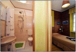 Habitació amb dos llits individuals (5) | Bany | Dutxa, articles de tocador de disseny, assecador de cabells i bidet 