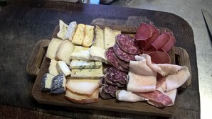 A wooden board with various types of cheese and cured meats. - Osteria Gaute La Nata (Viu)