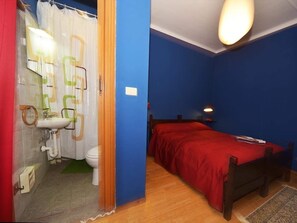 Douche, articles de toilette griffés, séchoir à cheveux, bidet