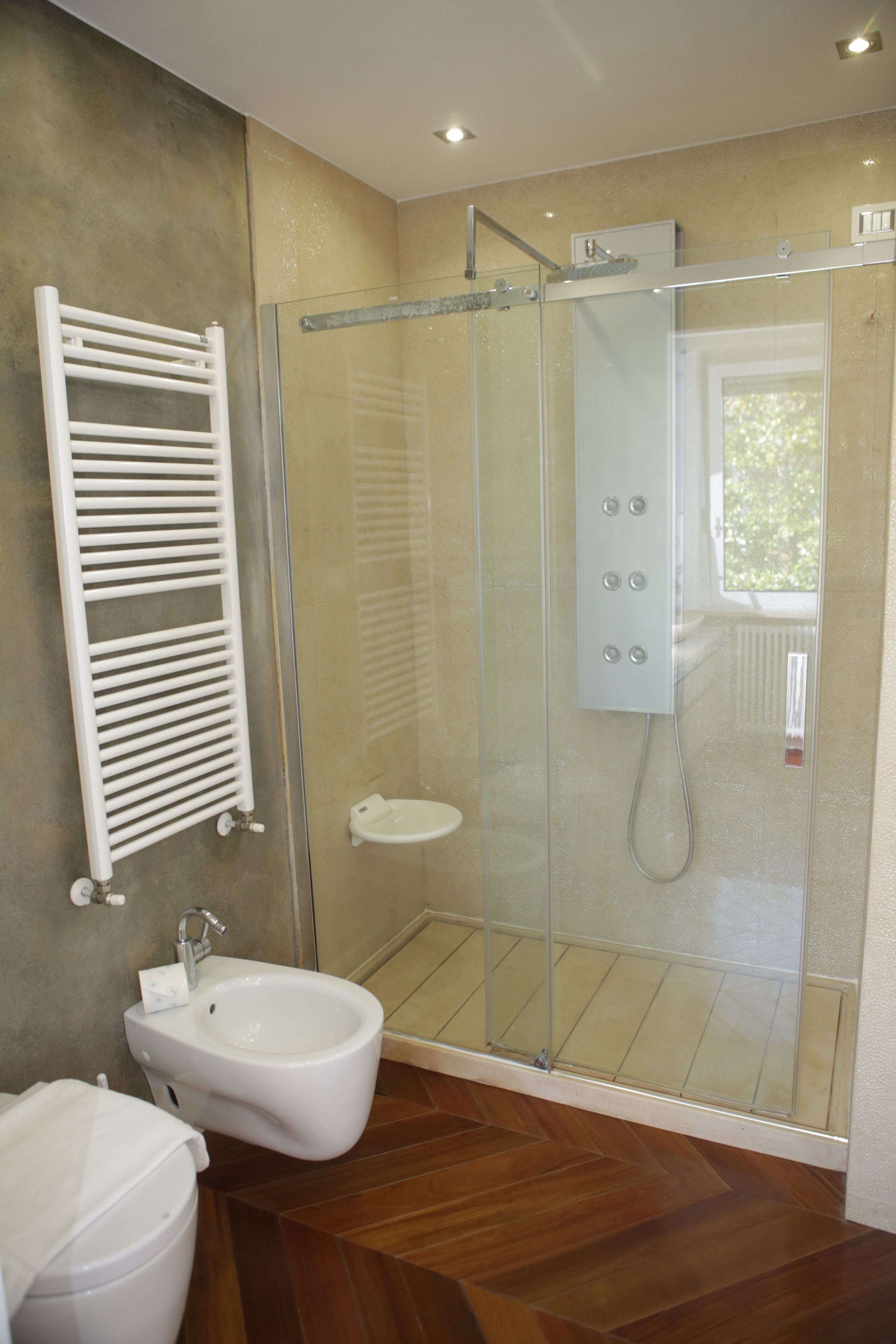 Suite familiare (Epernay) | Bagno | Doccia, soffione a pioggia, asciugacapelli, bidet
