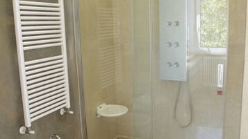 Suite familiare (Epernay) | Bagno | Doccia, soffione a pioggia, asciugacapelli, bidet