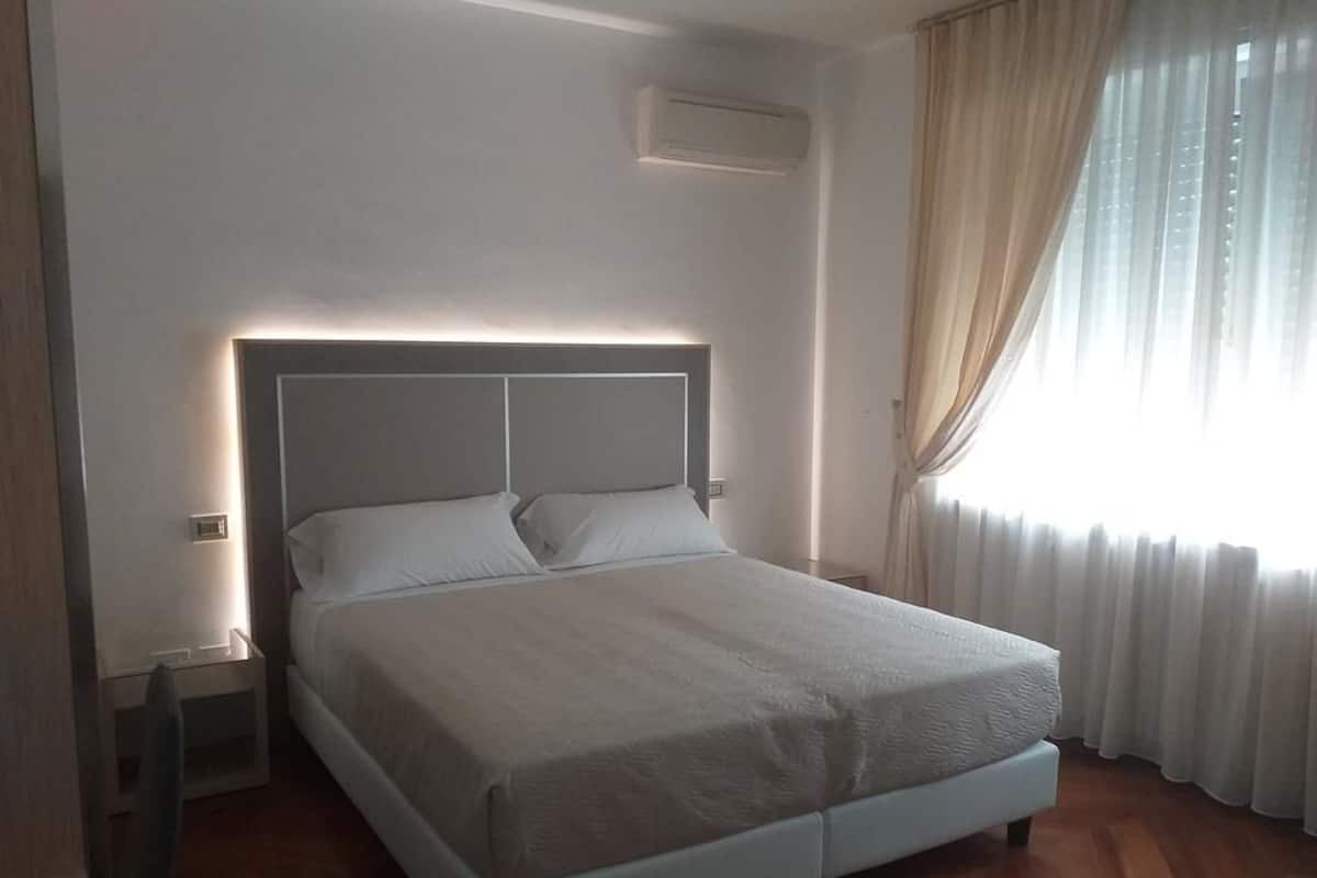Superior kamer, 1 twee- of 2 eenpersoonsbedden (Reims) | Een kluis op de kamer, geluiddichte muren, gratis wifi, beddengoed
