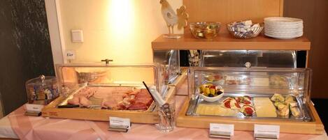 Buffet déjeuner gratuit tous les jours