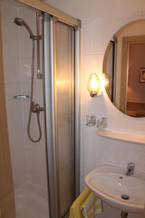 Een douche, een haardroger, handdoeken, zeep