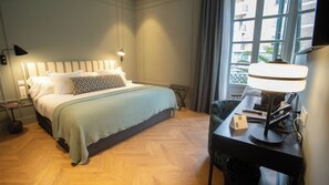 Dobbelt- eller tomannsrom | Dundyner, minibar, safe på rommet og skrivebord