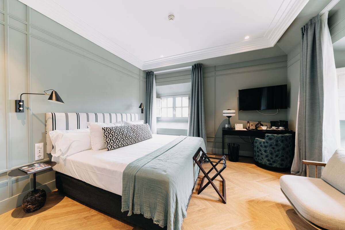 Down comforters, minibar, in-room safe, desk