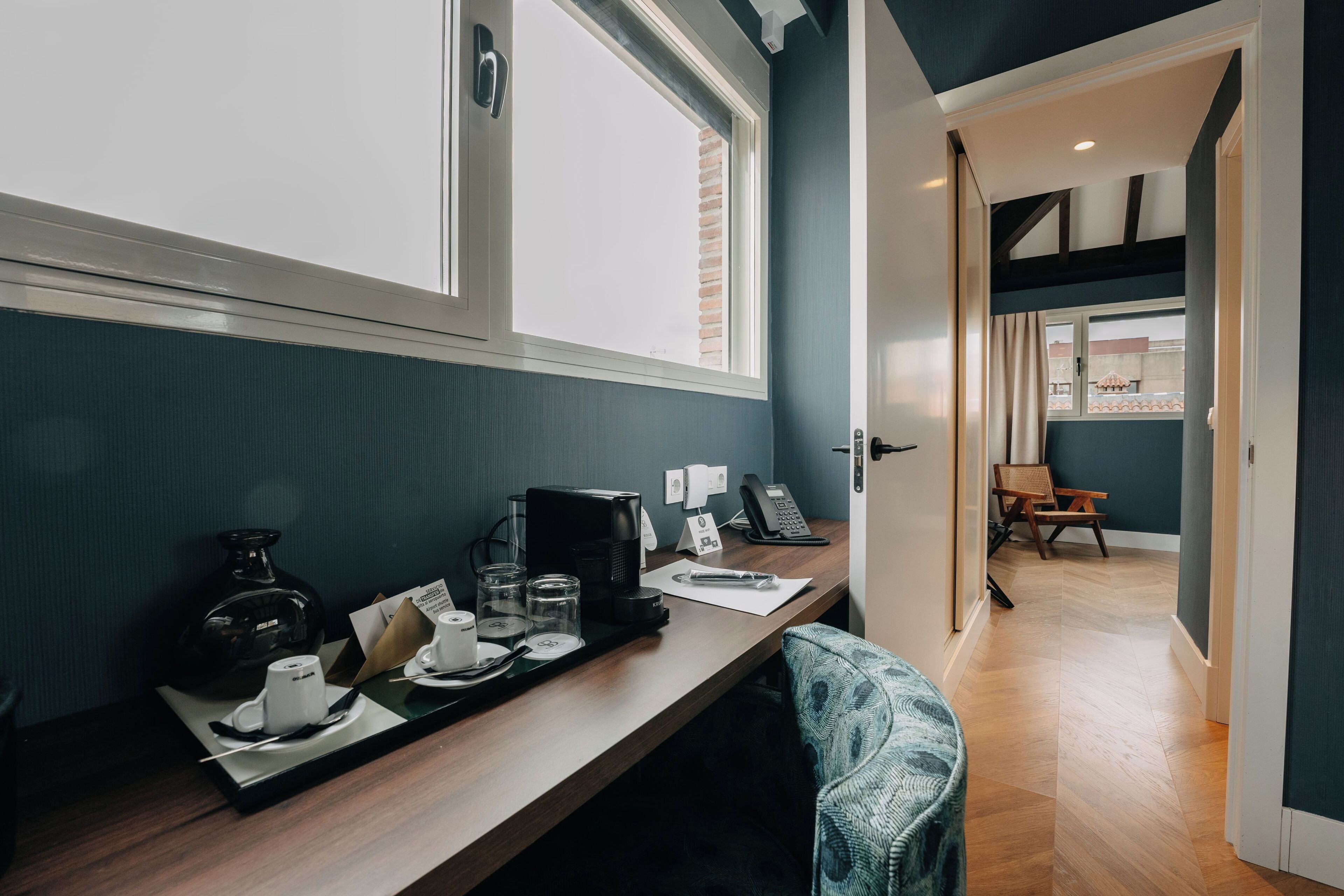 suite | living area | flat-screen tv