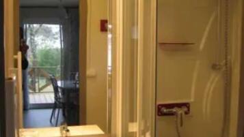 Chalet, 2 kamar tidur, teras (Chalet 28) | Kamar mandi | Handuk dan tisu toilet