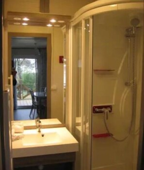 Chalet, 2 chambres, terrasse (Chalet 28) | Salle de bain | Serviettes fournies, papier toilette