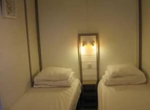 Chalet, 2 Schlafzimmer, Terrasse (Chalet 28) | Individuell dekoriert, individuell eingerichtet, Verdunkelungsvorhänge