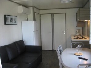Chalet, 2 chambres, terrasse (Chalet 28) | Coin séjour