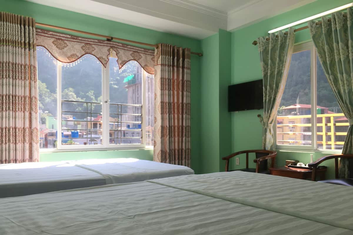 Deluxe Twin Room | Minibar, iron/ironing board (on request), WiFi (free)