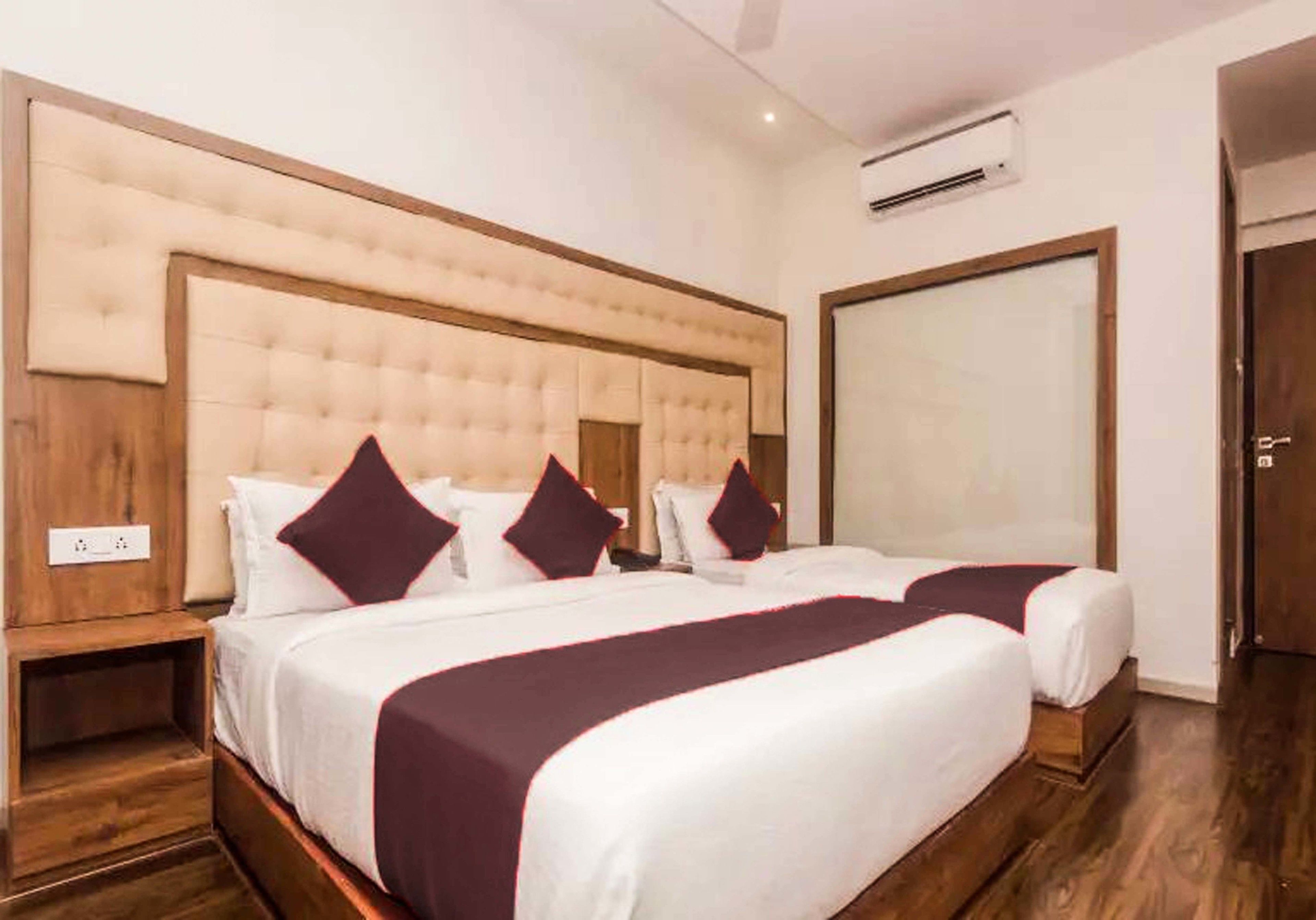 Deluxe Triple Room | In-room safe, blackout curtains, iron/ironing board, free WiFi
