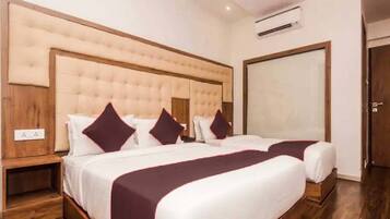 Deluxe Triple Room | In-room safe, blackout curtains, iron/ironing board, free WiFi