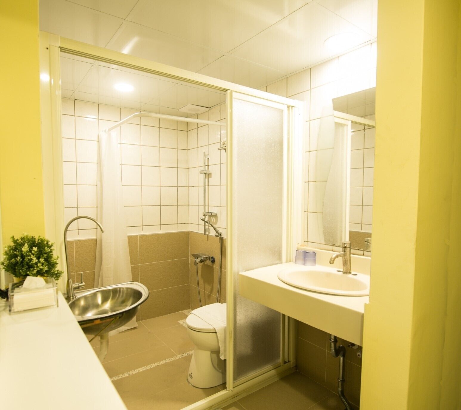standard double room, city view | bathroom | shower, free toiletries, hair dryer, slippers