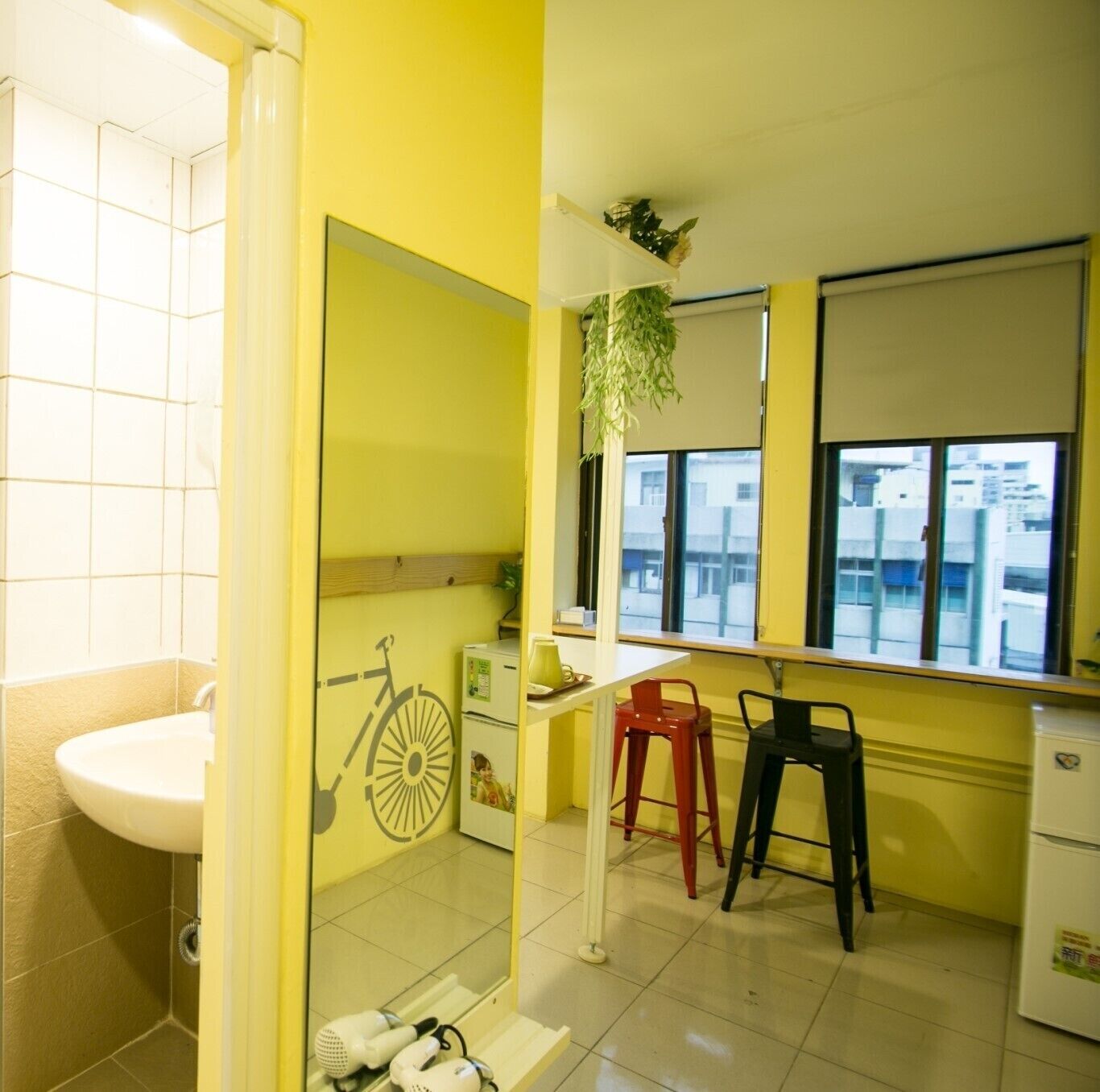 deluxe double room, city view | bathroom | shower, free toiletries, hair dryer, slippers