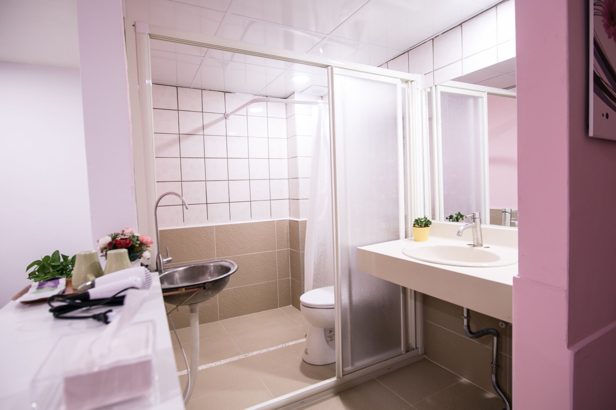 deluxe twin room, city view | bathroom | shower, free toiletries, hair dryer, slippers