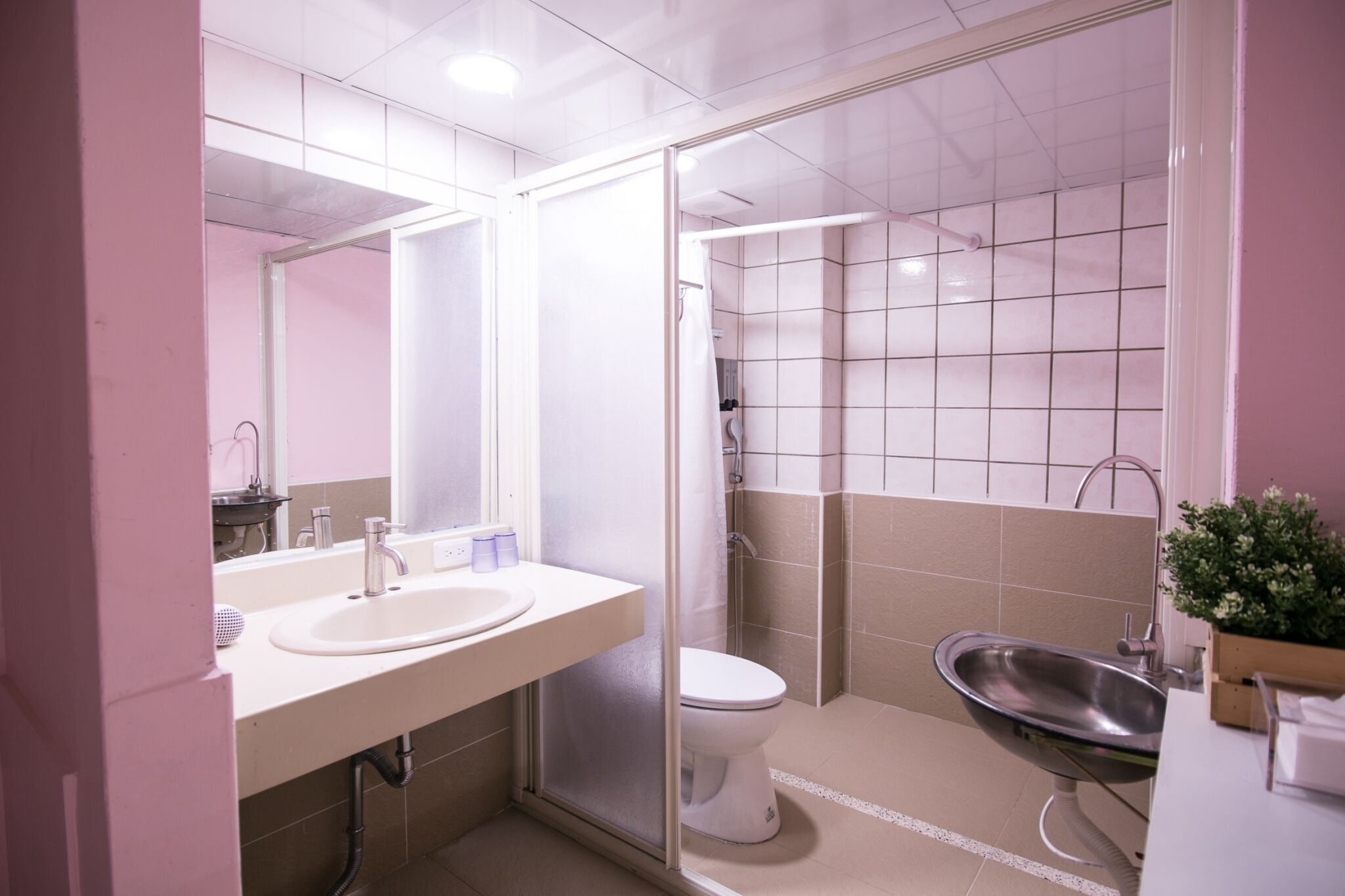 standard quadruple room | bathroom | shower, free toiletries, hair dryer, slippers