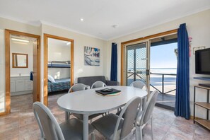 Flathead Cabin | Blackout curtains, iron/ironing board, bed sheets - Venus Bay Beachfront Tourist Park (Venus Bay)