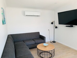 Cabaña, 2 habitaciones, accesible para personas con discapacidad, vistas al mar | Zona de estar | Una televisión