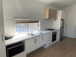 Cabana, 2 quartos, acessível, vista para o oceano | Cozinha privada | Geladeira grande, micro-ondas, fogão, cooktop