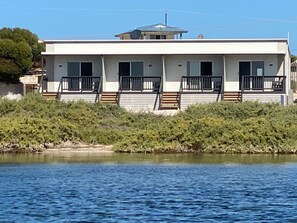 Starfish Studio | Blackout curtains, iron/ironing board, bed sheets - Venus Bay Beachfront Tourist Park (Venus Bay)