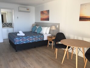 Suite estudio | Cortinas opacas, tabla de planchar con plancha, ropa de cama