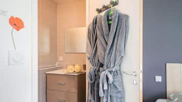 Romantic Double Room (Chambre des Baumes) | Salle de bain | Douche, articles de toilette gratuits, sèche-cheveux