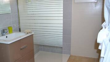 Comfort Double Room (Chambre d'horzals) | Bathroom | Shower, free toiletries, hair dryer, towels