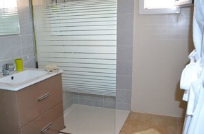 Comfort Double Room (Chambre d'horzals) | Bathroom | Shower, free toiletries, hair dryer, towels - Chambres d'hôtes & Spa La Villa des Raspes - Adults Only (Viala-du-Tarn)
