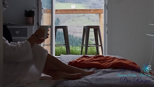 A room with a bed, a window, and a view of a green landscape. - Chambres d'hôtes & Spa La Villa des Raspes - Adults Only (Viala-du-Tarn)