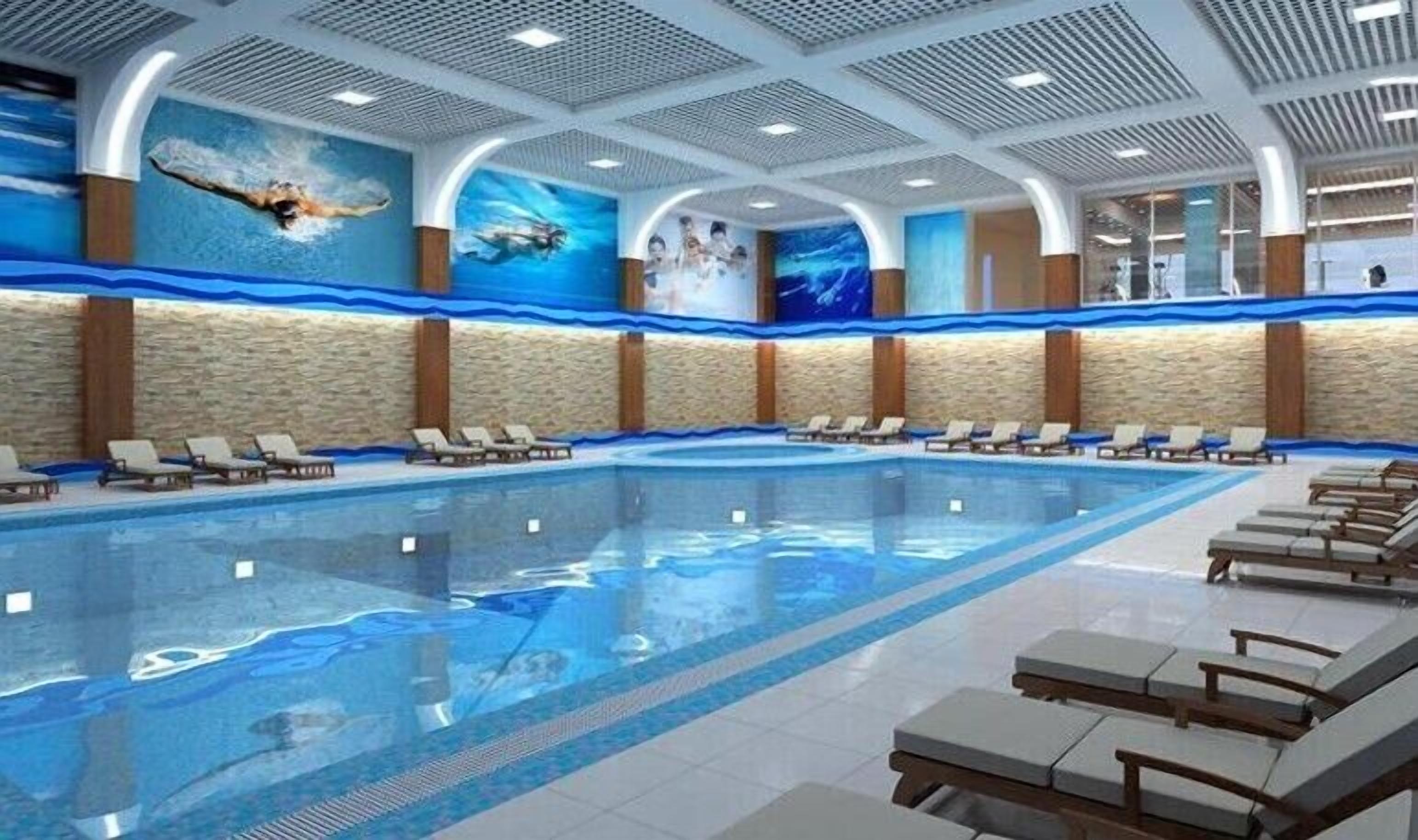 Indoor pool, sun loungers