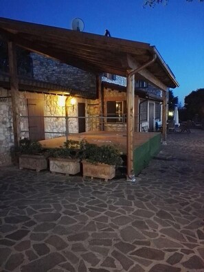 Front of property - evening/night - B&B Casale Roshlee (Gualdo Cattaneo)