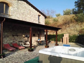 Piscina stagionale all'aperto, ombrelloni da piscina, lettini