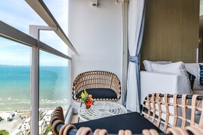 Balcony view - Veranda Beachfront Residence Pattaya (Pattaya)