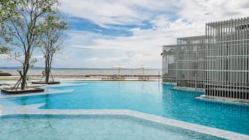 3 kolam renang outdoor, dengan cabana gratis dan kursi berjemur
