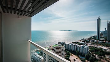 Luxury Apartment, 2 Bedrooms, Partial Sea View | Vistas del balcón