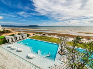 3 outdoor pools, open 7:00 AM to 8:00 PM, free cabanas, sun loungers - Veranda Beachfront Residence Pattaya (Pattaya)
