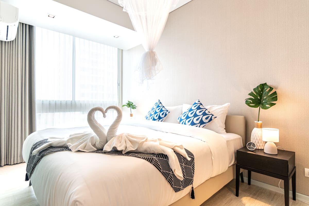 2 bedrooms, Egyptian cotton sheets, premium bedding, memory-foam beds