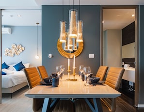 Appartement Luxe, 2 chambres, vue partielle sur la mer | Restauration dans la chambre