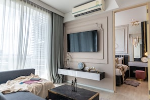 2 Bedrooms Deluxe Apartment with Partial Sea View | Sala de estar | Smart TV