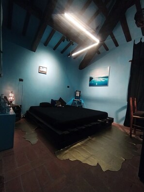 Double Room, Shared Bathroom (Azzurra) | Individually decorated, individually furnished, desk, rollaway beds - Casa Sponge (Pergola)