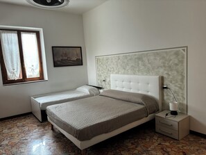 Skrivebord og wi-fi (inkludert)