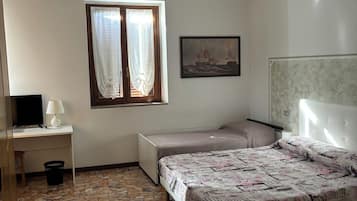 Triple Room | Desk, free WiFi