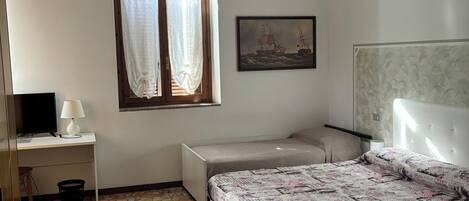 Kamar Triple | Meja kerja dan Wi-Fi gratis