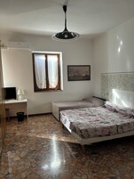 Habitación triple | Escritorio y wifi gratis